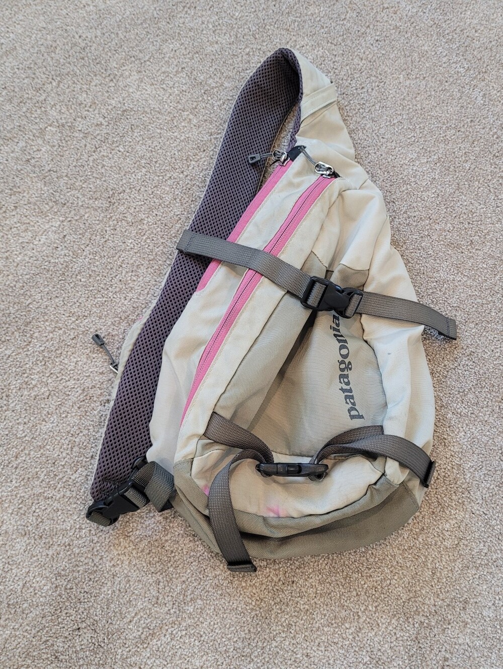 Patagonia Atom Sling Bag with Pink Zippers - Picture 2 of 5